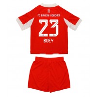 Bayern Munich Sacha Boey #23 Domáci Detský futbalový dres 2025-26 Krátky Rukáv (+ trenírky)